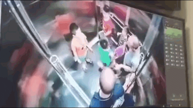 Bé trai bị người đàn ông đá vào bộ phận nhạy cảm trong thang máy - 1