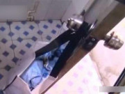 Tin tức - Nhặt túi rác trong nhà vệ sinh trường đại học, nữ lao công chết lặng khi mở ra