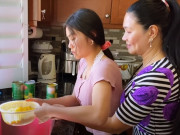 Bếp Eva - Con gái xinh đẹp của Ngọc Huyền làm món Hàn thơm nức nở, được khen giỏi hơn mẹ