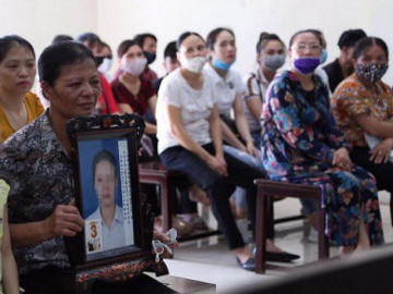 Vụ đầu độc chị họ bằng trà sữa: Gia đình mang di ảnh nạn nhân chết oan đến tòa