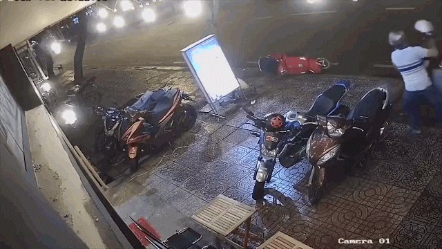 Đẩy ngã rồi lao vào bóp cổ vợ ngay giữa phố, gã đàn ông bị dân đánh túi bụi - 1