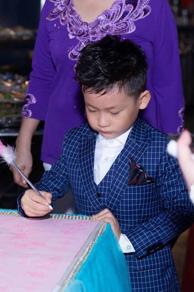 Lần đầu tiên lộ diện con trai 7 tuổi khôi ngô của amp;#34;Vua nhạc sànamp;#34; Lương Gia Huy - 3