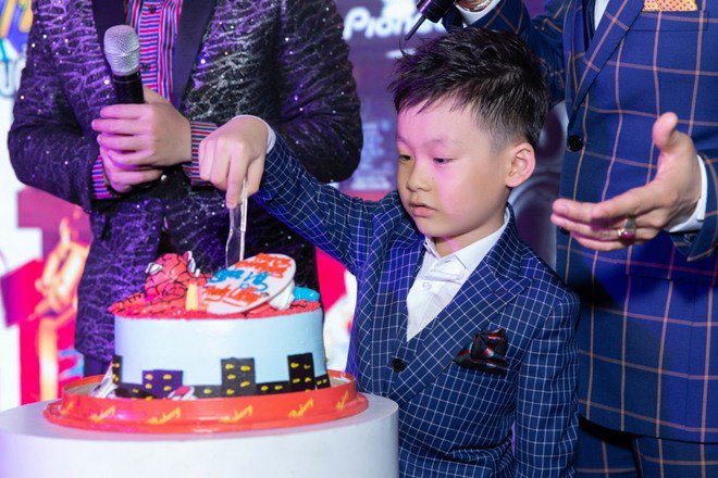 Lần đầu tiên lộ diện con trai 7 tuổi khôi ngô của amp;#34;Vua nhạc sànamp;#34; Lương Gia Huy - 2