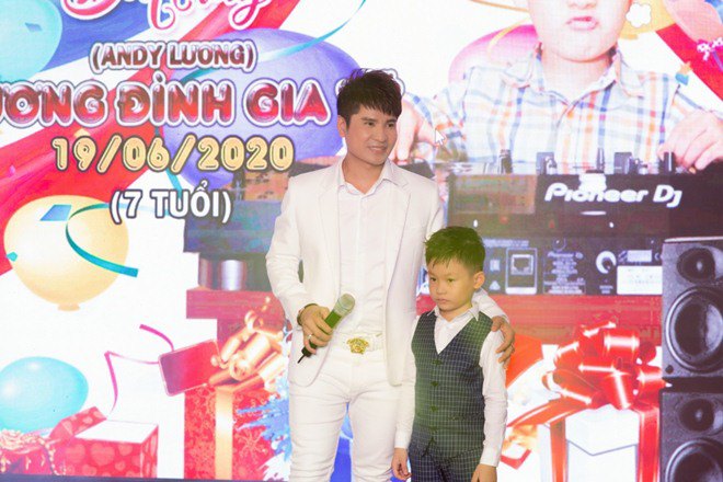 Lần đầu tiên lộ diện con trai 7 tuổi khôi ngô của amp;#34;Vua nhạc sànamp;#34; Lương Gia Huy - 7