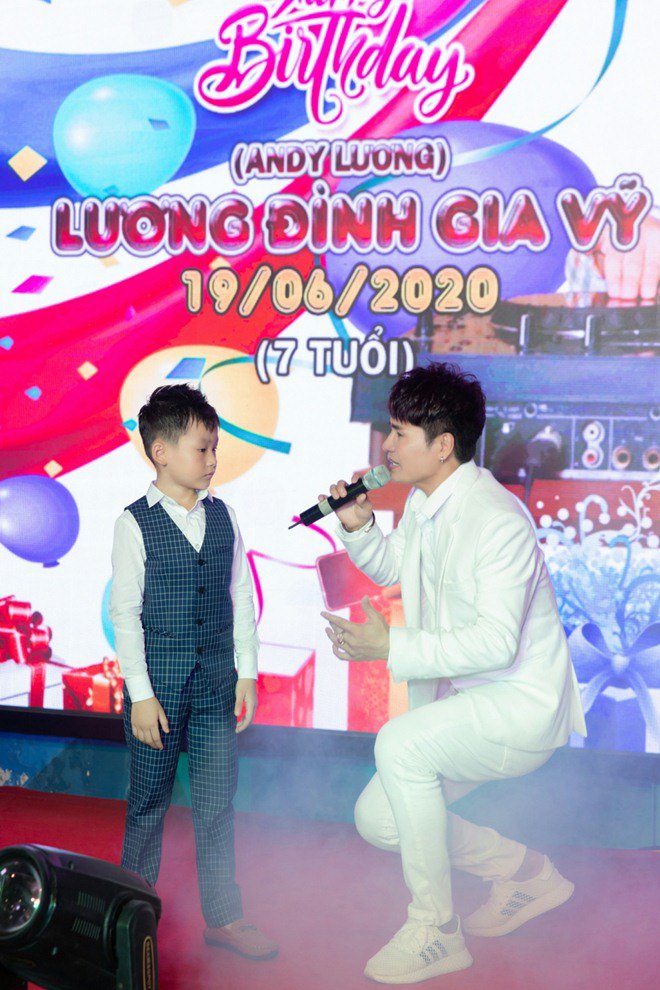 Lần đầu tiên lộ diện con trai 7 tuổi khôi ngô của amp;#34;Vua nhạc sànamp;#34; Lương Gia Huy - 8