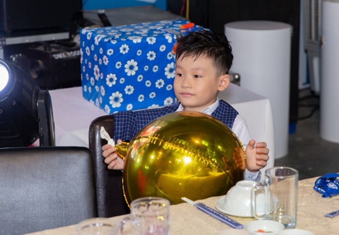 Lần đầu tiên lộ diện con trai 7 tuổi khôi ngô của amp;#34;Vua nhạc sànamp;#34; Lương Gia Huy - 4