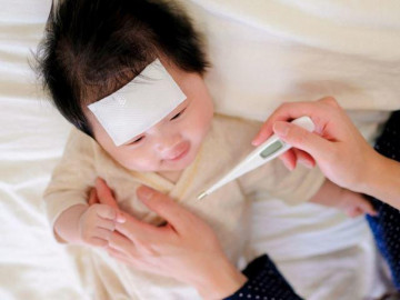 Trẻ sốt cao không hạ, mẹ phải làm gì?