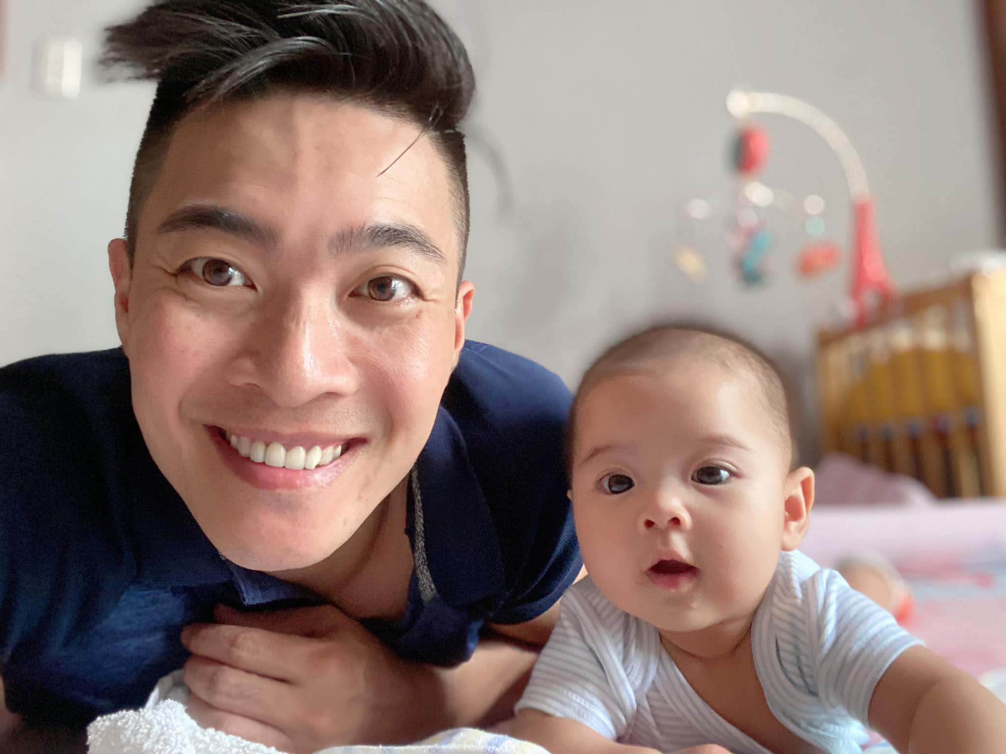 5 ông bố amp;#34;bỉm sữaamp;#34;, đã đẹp trai còn nổi tiếng chăm con giỏi hơn cả vợ trong showbiz Việt - 3