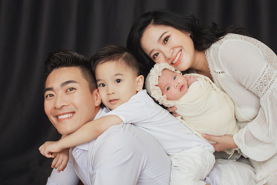 5 ông bố amp;#34;bỉm sữaamp;#34;, đã đẹp trai còn nổi tiếng chăm con giỏi hơn cả vợ trong showbiz Việt - 1
