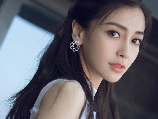 Mạng xã hội dậy sóng hình ảnh chụp lén khoảnh khắc nhạy cảm của Angelababy - 3