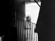 Tin tức - Bí ẩn cô gái vô hồn đứng lấp ló trong bức ảnh đám cháy và lời giải sau 15 năm