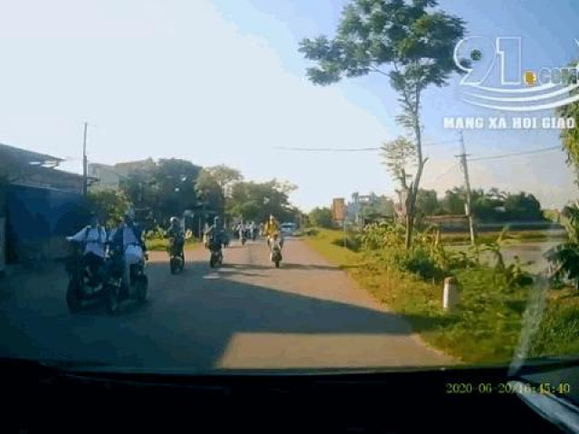 Clip Eva - Học sinh đi xe đạp điện chạy lấn làn, tông trực diện vào đầu ô tô