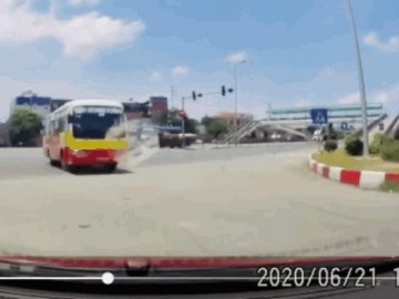 Xe đầu kéo vượt đèn đỏ, tông xe buýt lật nghiêng trên QL5