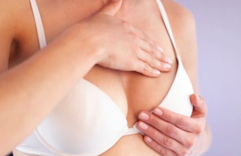 Sự thay đổi nội tiết tố khi có thai khiến ngực trở nên nhạy cảm hơn, sưng, đau, căng tức. Sau khoảng 1 tuần quan hệ mà có biểu hiện ngực căng tức, đau thì đây là triệu chứng có bầu sớm. Sự khó chịu ở ngực này sẽ giảm sau 1 vài tuần.
