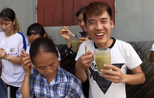 Bà Tân Vlog làm clip amp;#34;siêu to khổng lồamp;#34;, dân tình bắt bẻ câu nói lỡ lời của con trai - 4