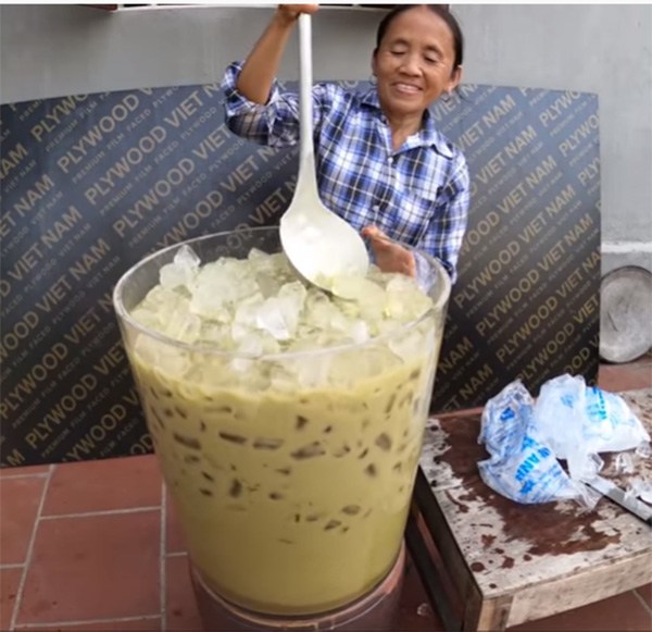 Bà Tân Vlog làm clip amp;#34;siêu to khổng lồamp;#34;, dân tình bắt bẻ câu nói lỡ lời của con trai - 3