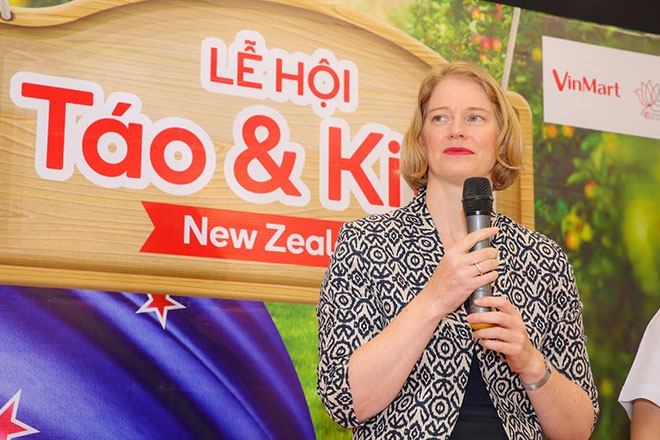 Đại sứ New Zealand thưởng thức táo và kiwi của đất nước mình ngay tại VinMart - 3