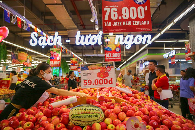 Đại sứ New Zealand thưởng thức táo và kiwi của đất nước mình ngay tại VinMart - 4