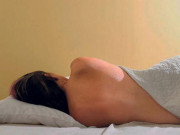 Tin tức - Đi thuê nhà thấy cô gái khỏa thân ngủ trong phòng, chàng trai có hành động kinh hoàng