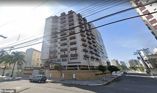 Tưởng miếng thịt sống trong thùng rác, người phụ nữ hốt hoảng khi mở túi ra xem - 2