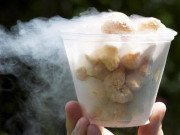 Tiêu dùng - Kem nhả khói vỉa hè 10.000 đồng/ly, học sinh tranh nhau mua: Coi chừng bỏng lạnh