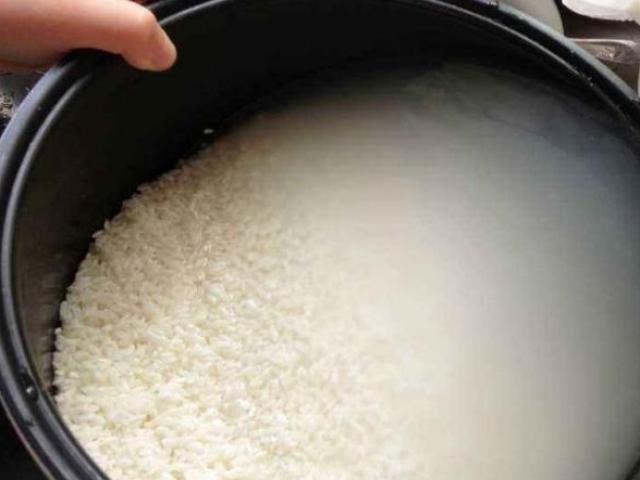 Vo gạo bao lần là đủ, nấu cơm bằng nước sôi hay lạnh? Nhiều người làm sai nên không ngon