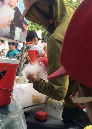 Những cốc kem được đổ ni-tơ lỏng nghi ngút khói.