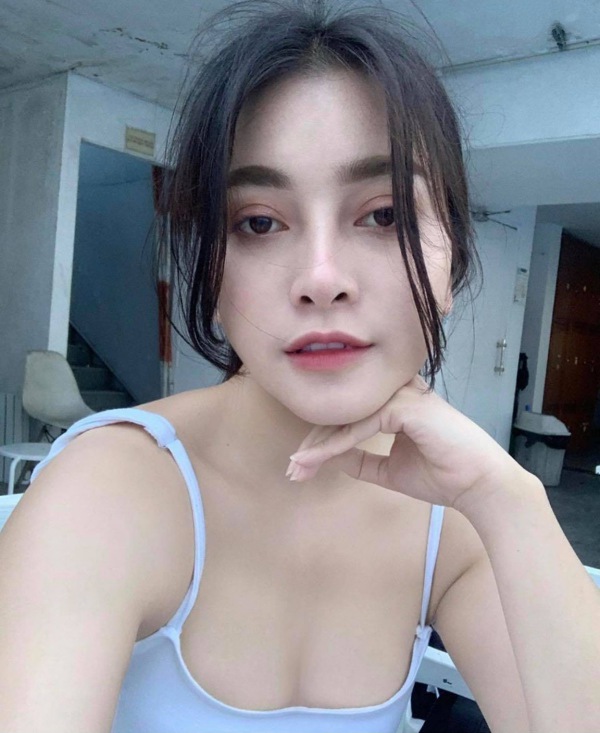 len may bay van dien ao dai trang ngoi hoc, thieu nu "noi nhu con" nho body than ve nu - 14