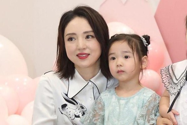 Chồng cũ danh tiếng thảm hại, amp;#34;Điêu Thuyềnamp;#34; nổi tiếng Cbiz dính tin qua lại với đại gia có vợ - 3