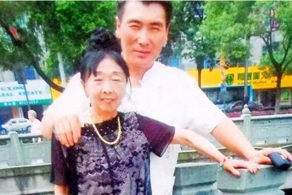 co dau 59 tuoi cuoi chong tre 26 tuoi bi ca lang de biu 24 nam truoc gio ra sao? - 4
