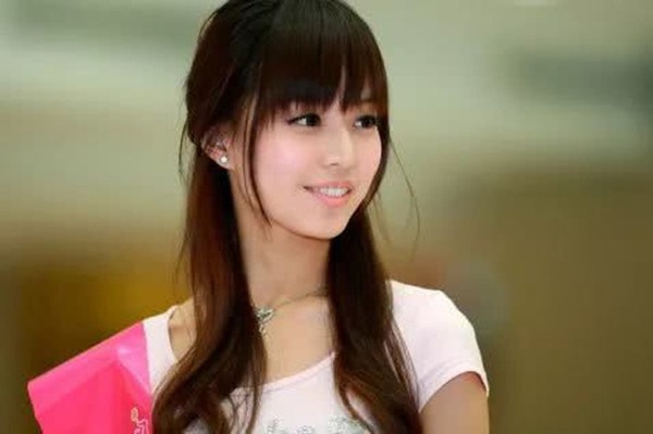 amp;#34;Cô gái vàng trong làng trơ trẽnamp;#34; Cbiz: Huỳnh Hiểu Minh mỉa mai, sinh quý tử vẫn bị ruồng rẫy - 1