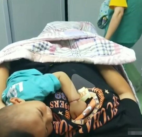 Xót xa hình ảnh bà đẻ chưa kịp ôm con bé đã phải vỗ về con lớn trên bụng - 2