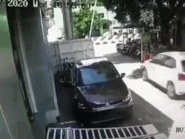 Clip Eva - Vừa mua xe ô tô, tài xế húc đổ cổng đại lý rồi gây tai nạn kinh hoàng