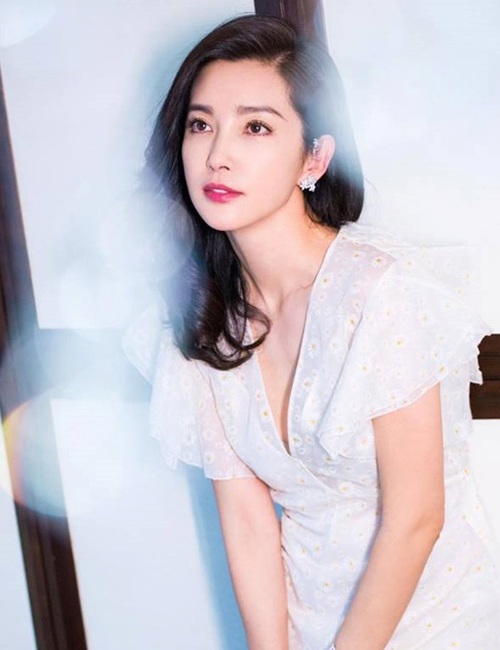 Mỹ nhân Cbiz amp;#34;có thùamp;#34; với nhiếp ảnh gia: Ảnh khoe và ảnh bị chụp khác amp;#34;một trời một vựcamp;#34; - 12