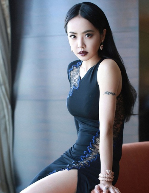 Mỹ nhân Cbiz amp;#34;có thùamp;#34; với nhiếp ảnh gia: Ảnh khoe và ảnh bị chụp khác amp;#34;một trời một vựcamp;#34; - 18