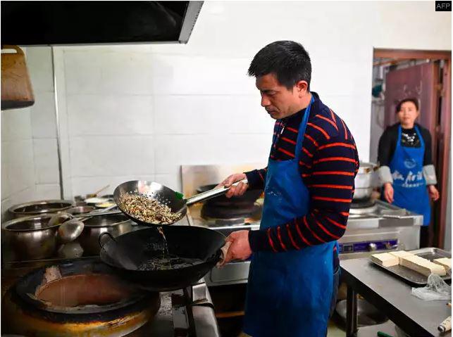 Mục sở thị trang trại nuôi hàng triệu con gián làm mồi nhậu - 3