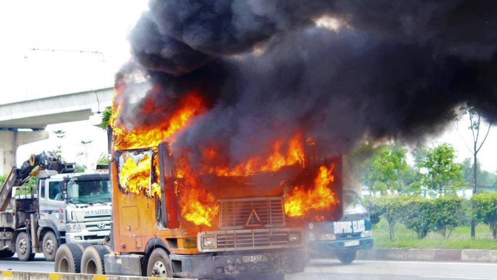 Xe container bốc cháy như đuốc trên Xa lộ Hà Nội - 1