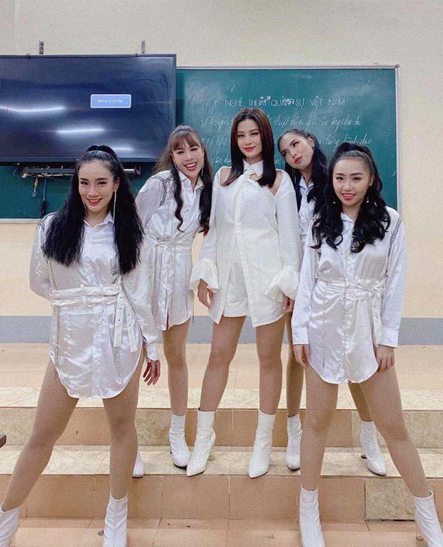 Dân mạng amp;#34;thót timamp;#34; nhìn cảnh Đông Nhi bầu 5 tháng vẫn đi giày cao gót nhảy cực sung - 2