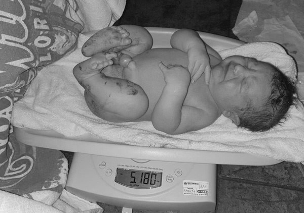 Bà mẹ đẻ thường con trai nặng 5,1kg, chị em amp;#34;nểamp;#34; vì không phải khâu một mũi nào - 1