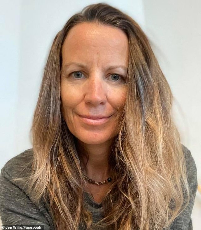 Đi mua ô tô cũ, người phụ nữ bật khóc khi phát hiện thứ bên trong xe - 1