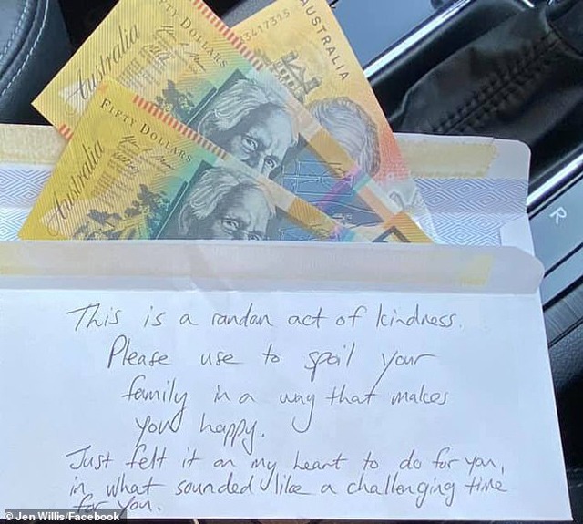 Đi mua ô tô cũ, người phụ nữ bật khóc khi phát hiện thứ bên trong xe - 2