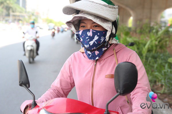 me hai con chay xe om giua nang nong: “nhin chi em ngoi mat, duoc lam dep toi them lam” - 1