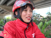 Tin tức - Mẹ hai con chạy xe ôm giữa nắng nóng: “Nhìn chị em ngồi mát, được làm đẹp tôi thèm lắm”