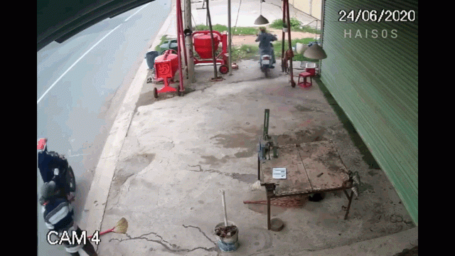 Người đàn ông thất thần khi bị dàn cảnh cướp xe giữa ban ngày - 1