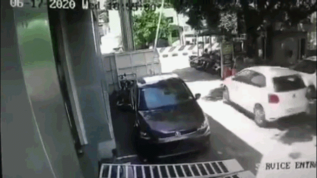 Vừa mua xe ô tô, tài xế húc đổ cổng đại lý rồi gây tai nạn kinh hoàng - 1