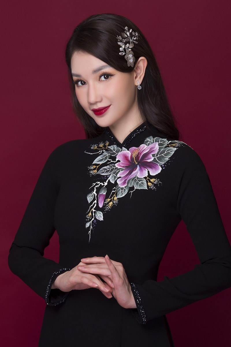 Với diễn viên "Chị trợ lý của anh", áo dài là một quốc phục đại diện cho đất nước, con người Việt Nam. Bản thân cô lấy làm tự hào mỗi lần có dịp khoác lên người.
