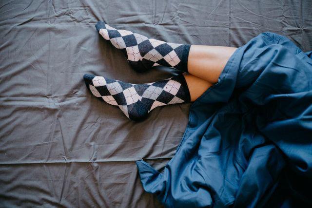 Đeo tất khi đi ngủ, bạn sẽ nhận được 6 lợi ích cực kỳ bất ngờ