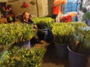 Tin tức - Đêm trước Tết Đoan ngọ, người dân đội mưa đến chợ hoa lớn nhất Sài Gòn