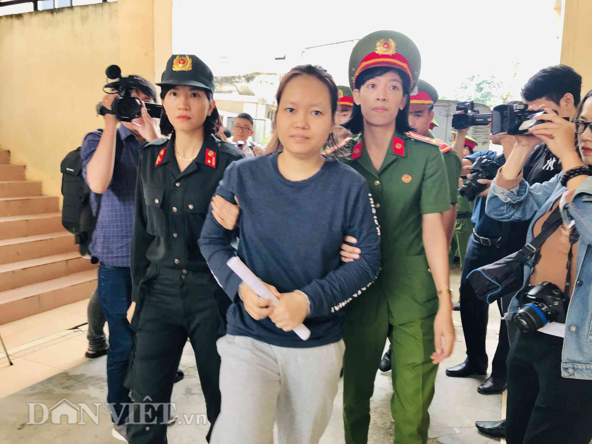 vu giet nguoi giau xac be tong: ke cam dau nhom phu nu tuoi cuoi khi den toa - 1