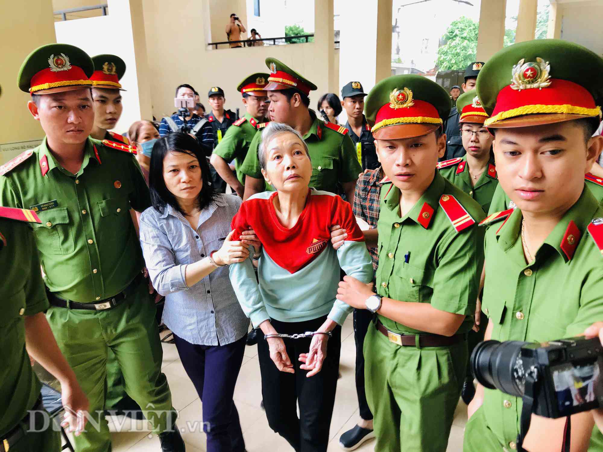 vu giet nguoi giau xac be tong: ke cam dau nhom phu nu tuoi cuoi khi den toa - 5